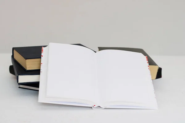 白い背景の本のスタック — ストック写真