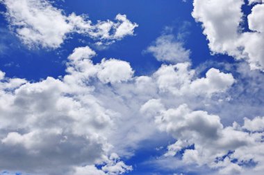 Beyaz bulutlu mavi gökyüzü