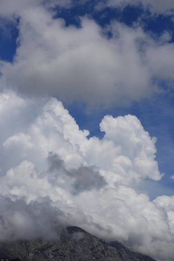 Dağların üzerinde kara yağmur bulutları