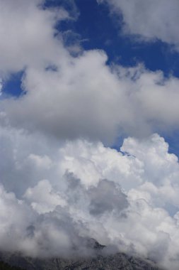 Dağların üzerinde kara yağmur bulutları