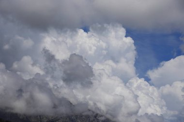Dağların üzerinde kara yağmur bulutları