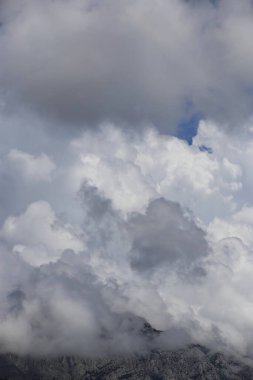 Dağların üzerinde kara yağmur bulutları