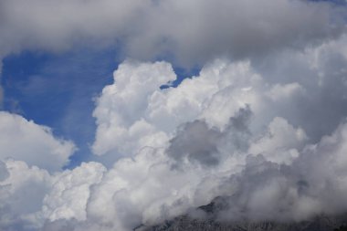 Dağların üzerinde kara yağmur bulutları