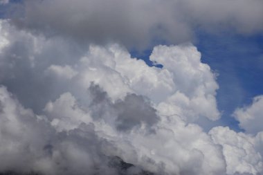 Dağların üzerinde kara yağmur bulutları