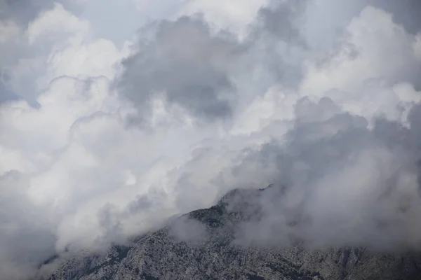 山の上に暗い雨の雲 — ストック写真