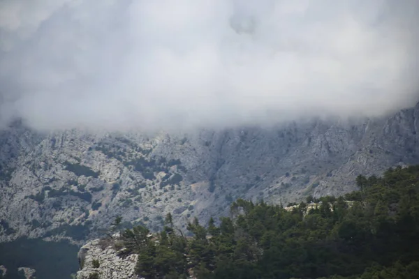 Dunkle Regenwolken Über Dem Berg — Stockfoto