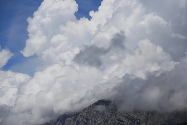 Dunkle Regenwolken Über Dem Berg — Stockfoto