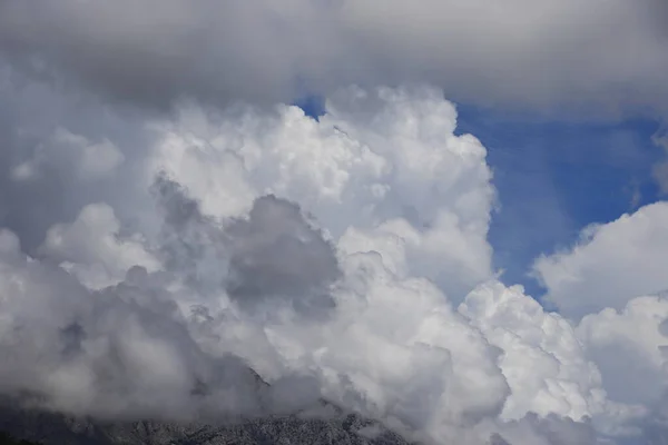 Dunkle Regenwolken Über Dem Berg — Stockfoto