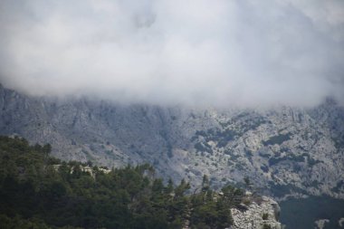 Dağların üzerinde kara yağmur bulutları