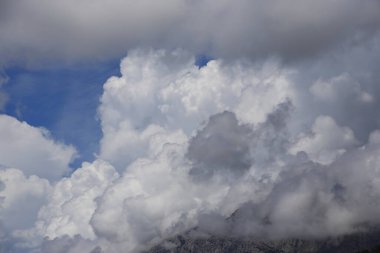 Dağların üzerinde kara yağmur bulutları
