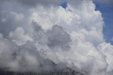 Dağların üzerinde kara yağmur bulutları