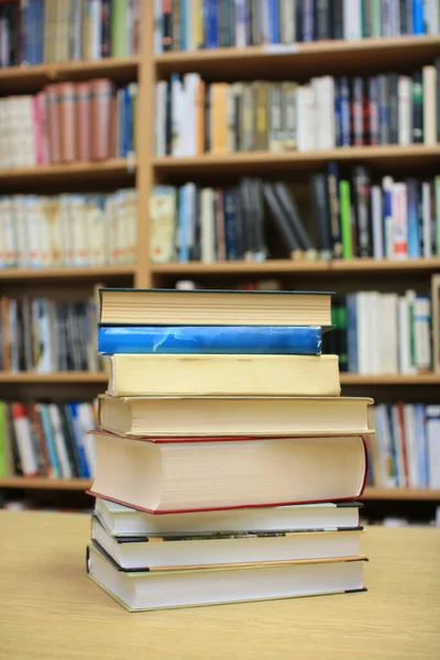 Bücherstapel Der Bibliothek — Stockfoto