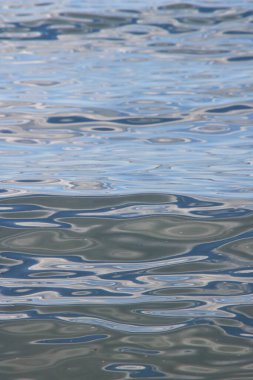 Gökyüzünün yansımasıyla denizin yüzeyi.