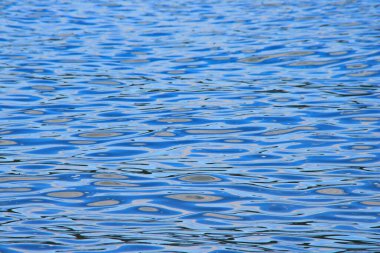 Gökyüzünün yansımasıyla denizin yüzeyi.