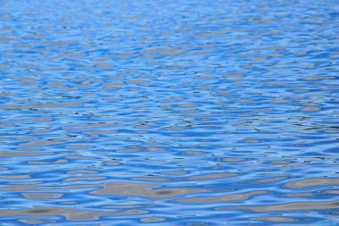 Gökyüzünün yansımasıyla denizin yüzeyi.