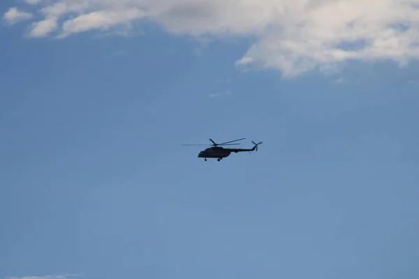 Helikopter Vlucht Blauwe Lucht Onder Wolken — Stockfoto