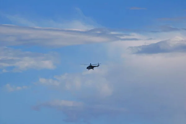 Helikopter Vlucht Blauwe Lucht Onder Wolken — Stockfoto