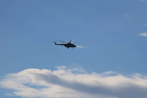 Helikopter Flygning Den Blå Himlen Molnen — Stockfoto