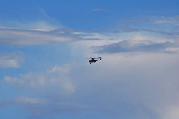 Helikopter Vlucht Blauwe Lucht Onder Wolken — Stockfoto