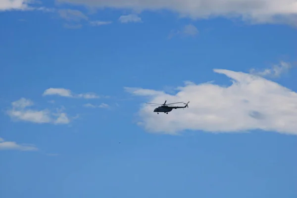 Helikopter Locie Błękitnym Niebie Pod Chmurami — Zdjęcie stockowe