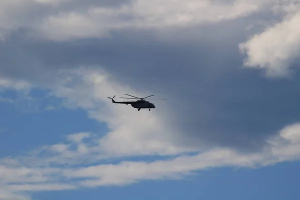 Helicóptero Voo Céu Azul Sob Nuvens — Fotografia de Stock