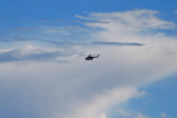 Helikopter Vlucht Blauwe Lucht Onder Wolken — Stockfoto