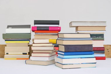 Beyaz arkaplan üzerine kitap yığını