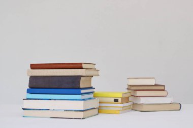 Beyaz arkaplan üzerine kitap yığını