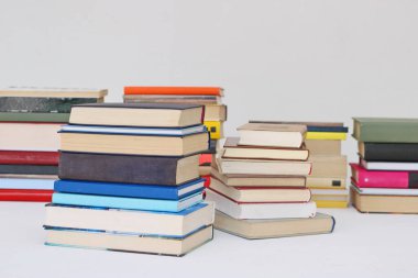 Beyaz arkaplan üzerine kitap yığını
