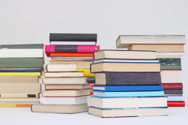 Beyaz arkaplan üzerine kitap yığını