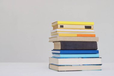 Beyaz arkaplan üzerine kitap yığını