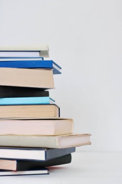 Beyaz arkaplan üzerine kitap yığını