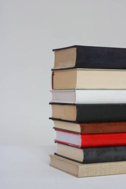 Beyaz arkaplan üzerine kitap yığını