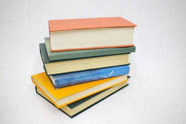Beyaz arkaplan üzerine kitap yığını