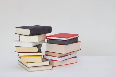 Beyaz arkaplan üzerine kitap yığını