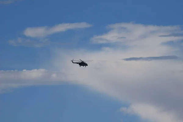 Helikopter Vlucht Blauwe Lucht Onder Wolken — Stockfoto