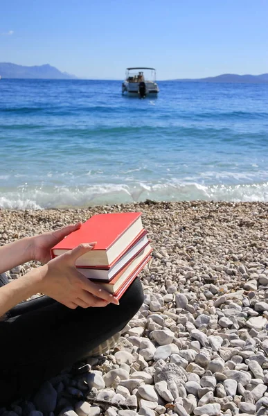 Young Pretty Girl Holds Books Her Hands Beach Sea — Stock Photo, Image