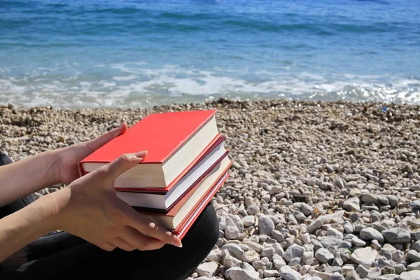 Young Pretty Girl Holds Books Her Hands Beach Sea — Stock Photo, Image