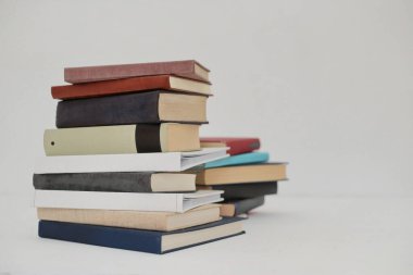 Beyaz arkaplan üzerine kitap yığını