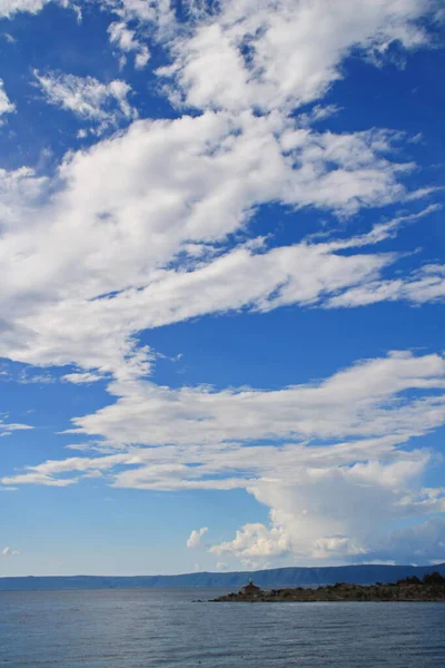 Nubes Blancas Cielo Azul Sobre Mar — Foto de Stock
