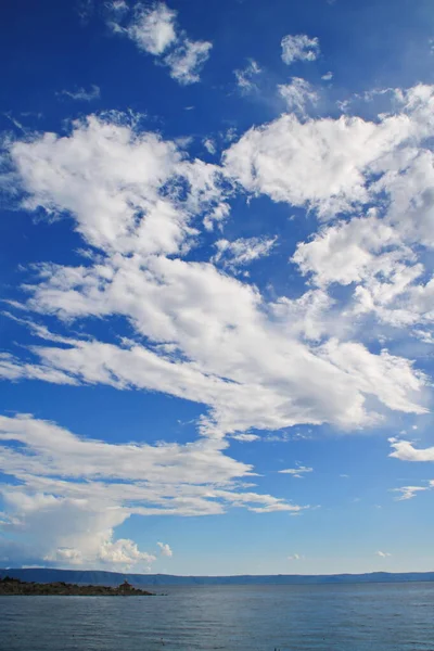 Λευκά Σύννεφα Στον Γαλάζιο Ουρανό Πάνω Από Θάλασσα — Φωτογραφία Αρχείου