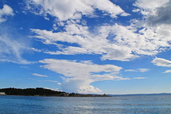 Nubes Blancas Cielo Azul Sobre Mar — Foto de Stock