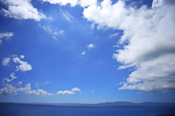 Awan Putih Langit Biru Atas Laut — Stok Foto