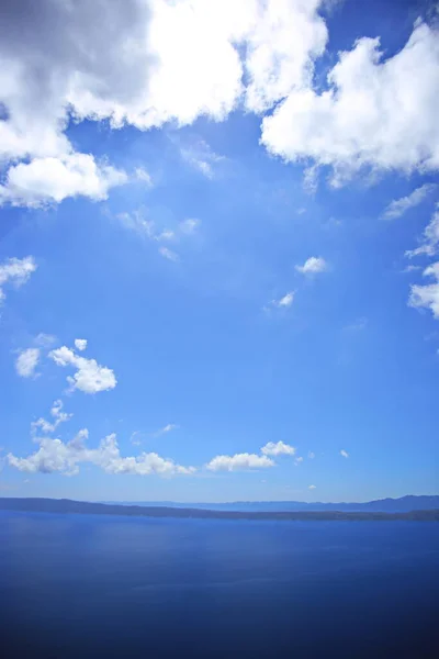 Awan Putih Langit Biru Atas Laut — Stok Foto