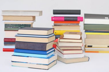 Beyaz arkaplan üzerine kitap yığını