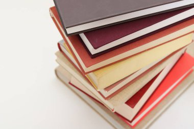 Beyaz arkaplan üzerine kitap yığını