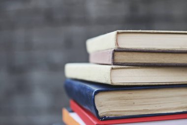Ahşap bir kutuda kitaplar, endüstriyel bir ortamda kitaplar.