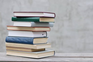 Tahta bir kutuda yığınla kitap.