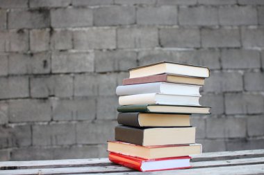 Tahta bir kutuda yığınla kitap.