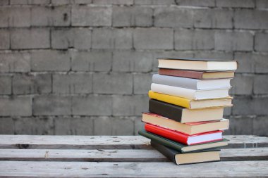 Tahta bir kutuda yığınla kitap.